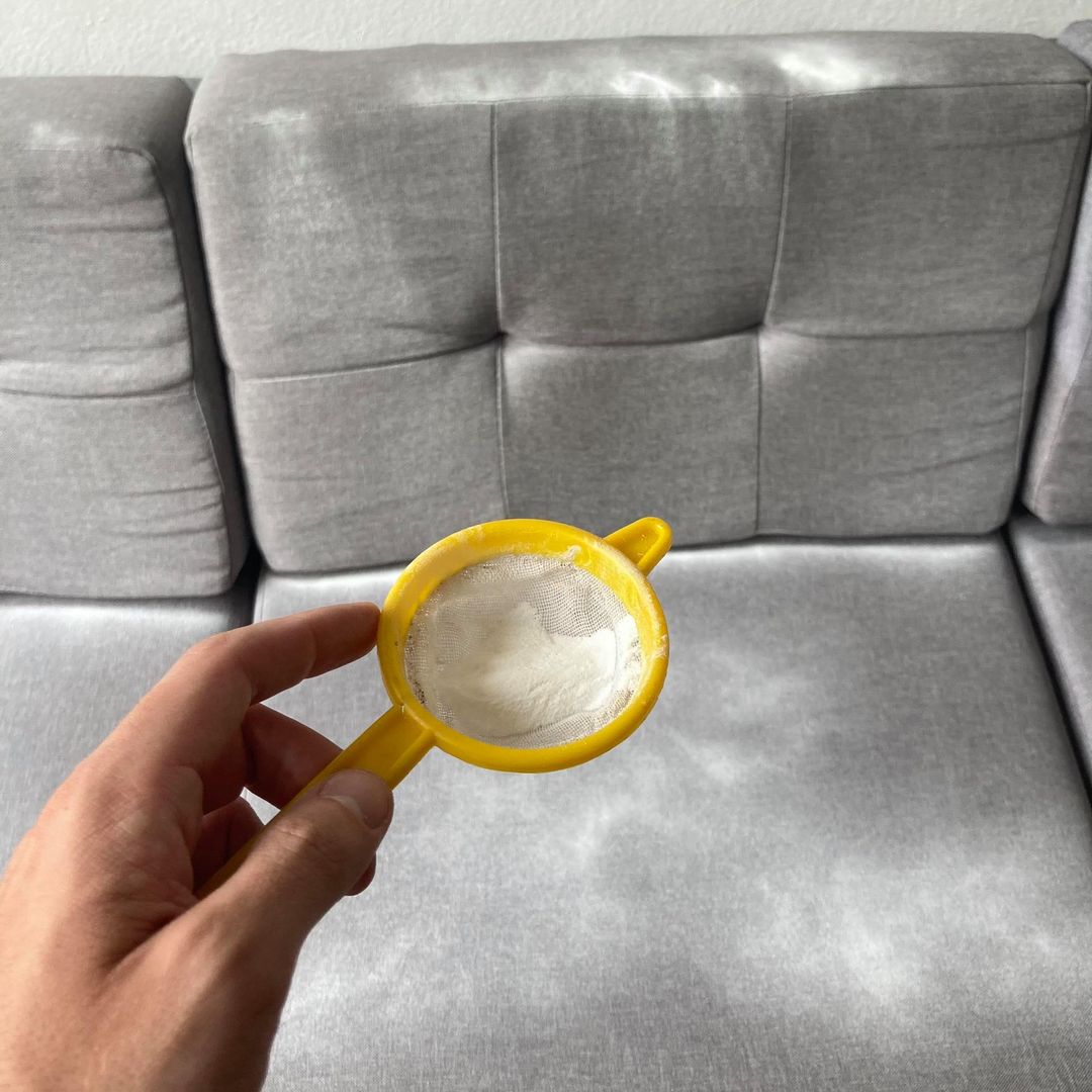 CÓMO LIMPIAR UN SOFÁ DE TELA  Cómo limpiar la tapicería del sofá: el truco  perfecto para telas muy sucias