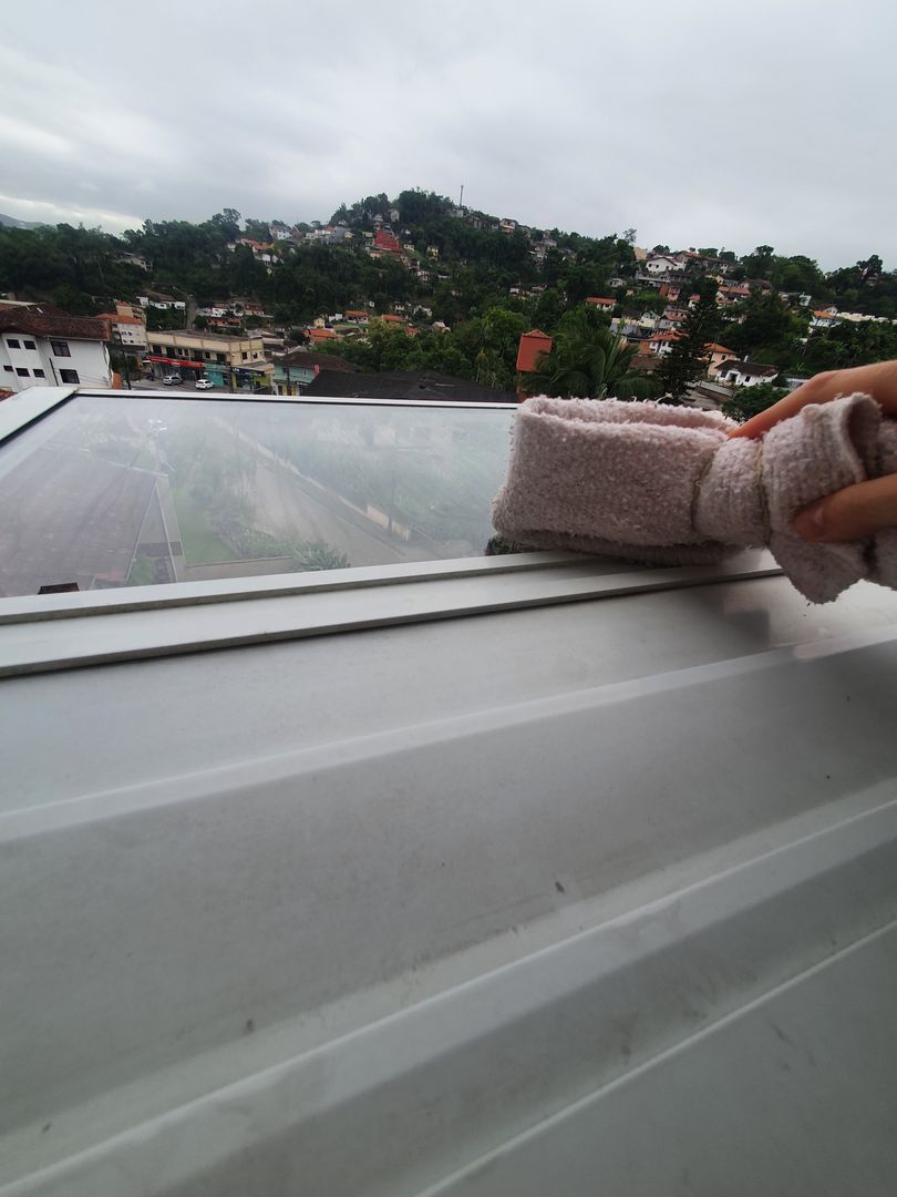 How to Clean Outside Windows that You Can't Reach [9 different ways]