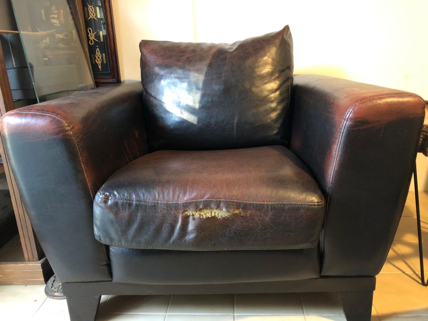 Como reparar tu sofa o sillon de piel de forma facil y barata – La Tendeta  del Cuero