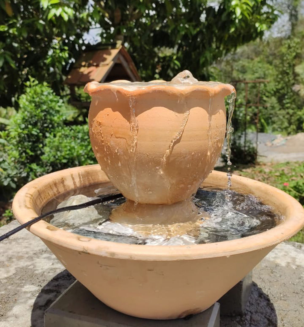 Fontana d'acqua da tavolo, fontana fatta a mano per interni, mini fontana  fatta a mano con tessitura a parete realizzata a mano con guscio di noce di  cocco e bambù 