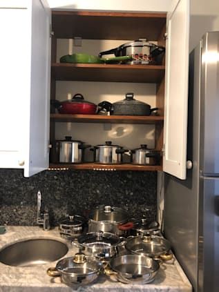 Organiza tus ollas y sartenes en una cocina pequeña