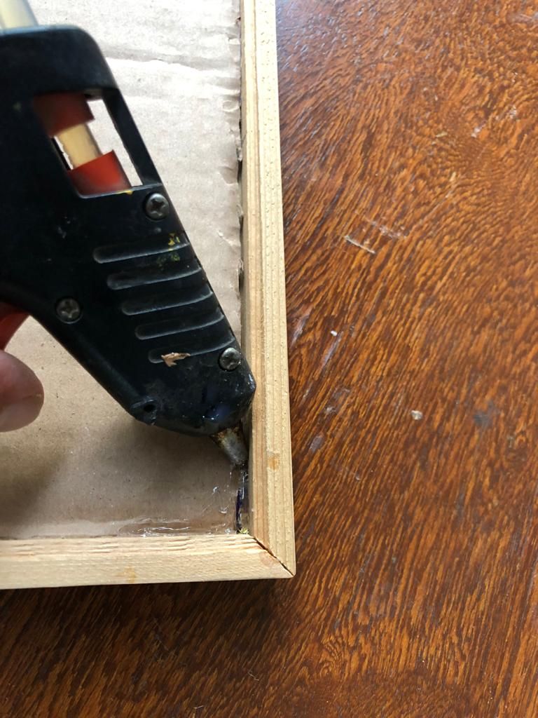 On birinci adım: Camı ve kartonu takın