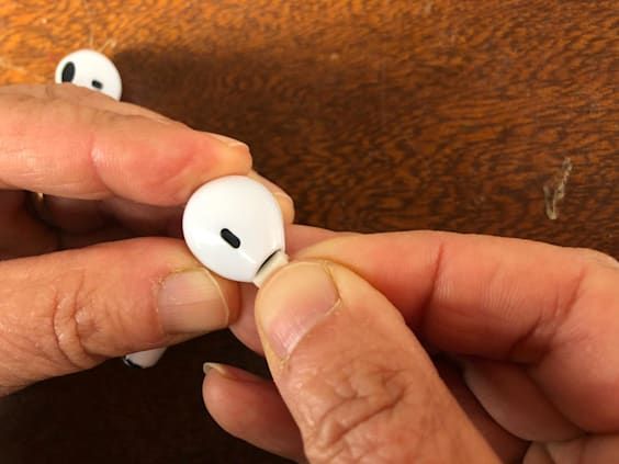 Come pulire gli AirPod in 12 step: rimuovere il cerume