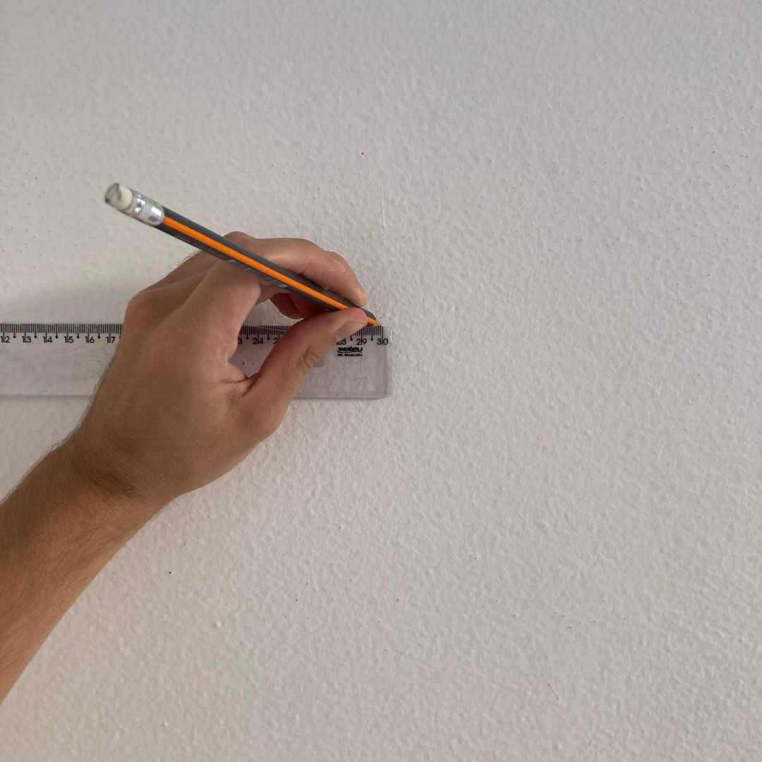 Adım 1: Duvarı ölçün ve noktaları işaretleyin