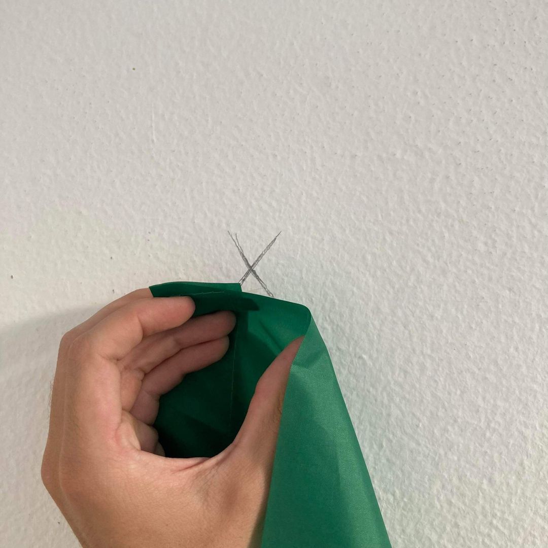 Adım 5: Bayrağı duvara yapıştırın