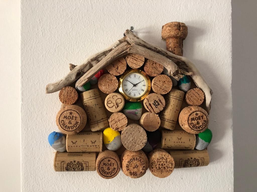 Cómo usar corchos de botellas de vino para decorar paredes  Corchos de  botellas de vino, Corchos de vino, Artesanía corchos de vino