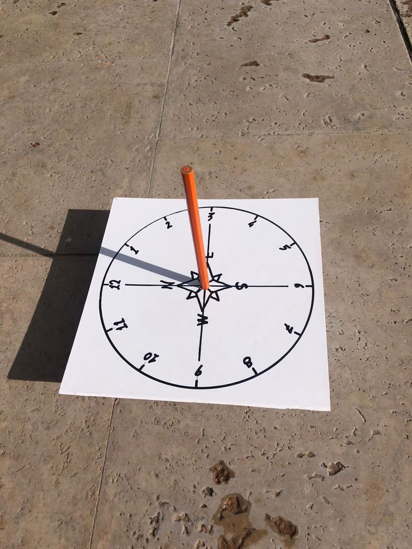 Tutorial con plantilla imprimible para crear un reloj de sol de papel
