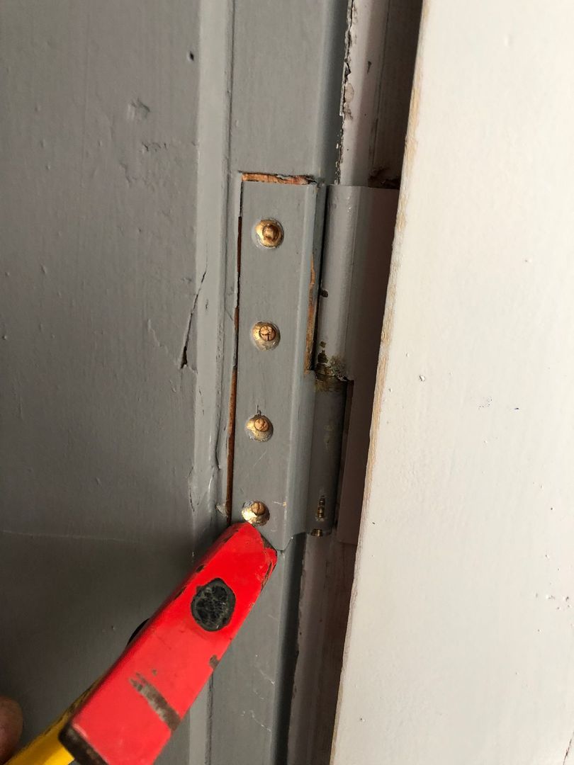 Reparar bisagras en una puerta
