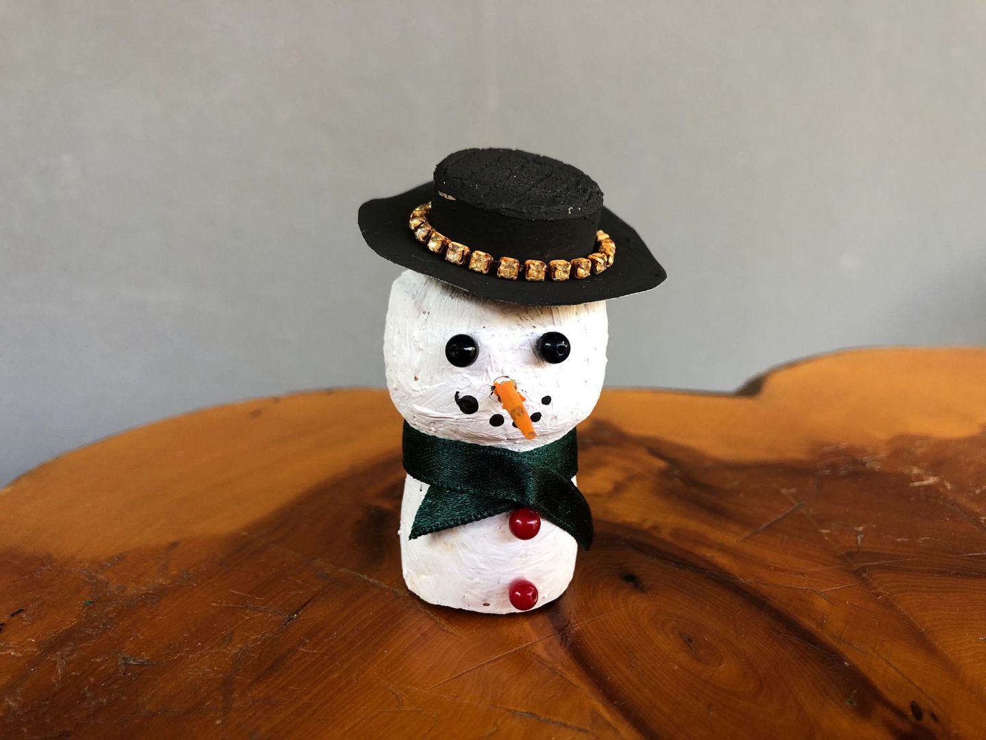 Adım 18: Kendin yap şarap mantarı kardan adamınıza şapkasını takın