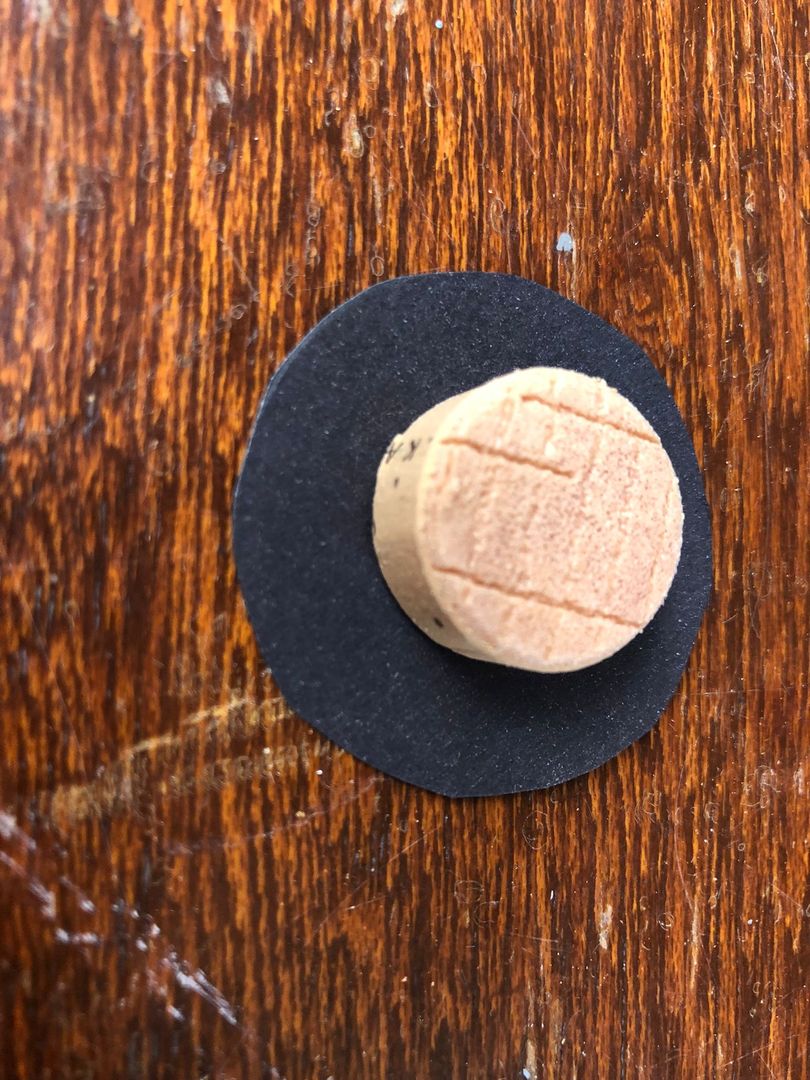 Adım 15: Mantarı kağıda yapıştırın