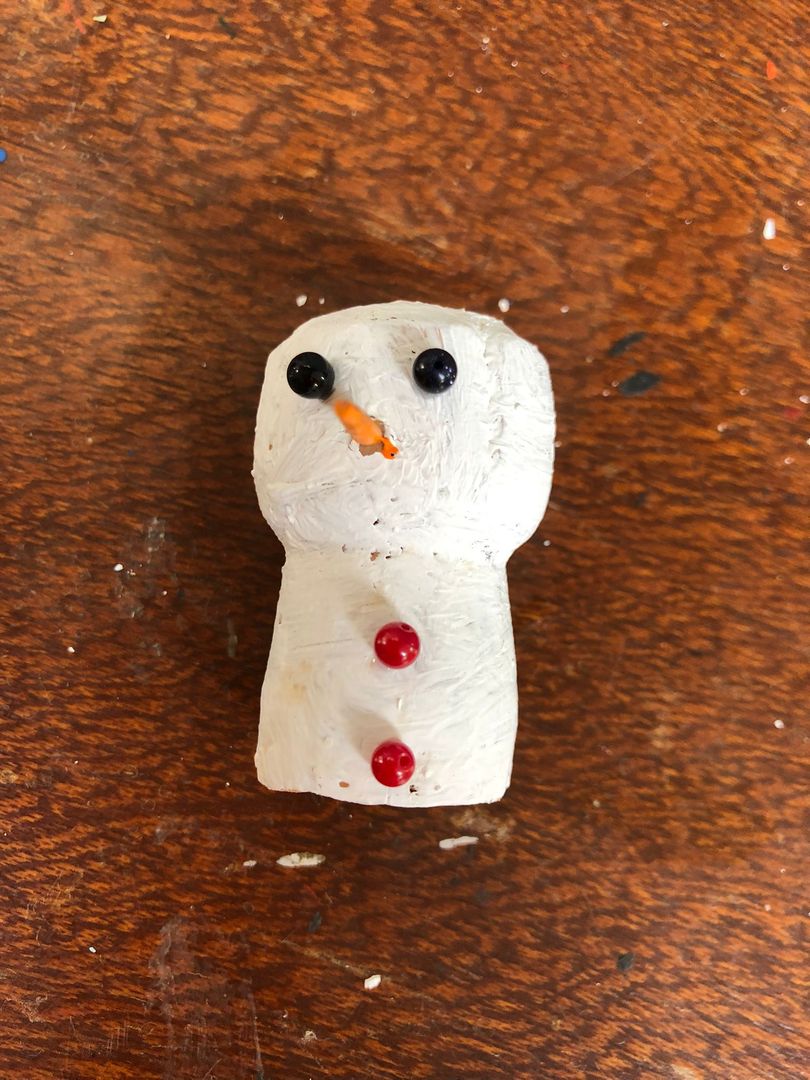 Adım 8: Şişe mantarından kardan adama düğmelerini de ekleyin