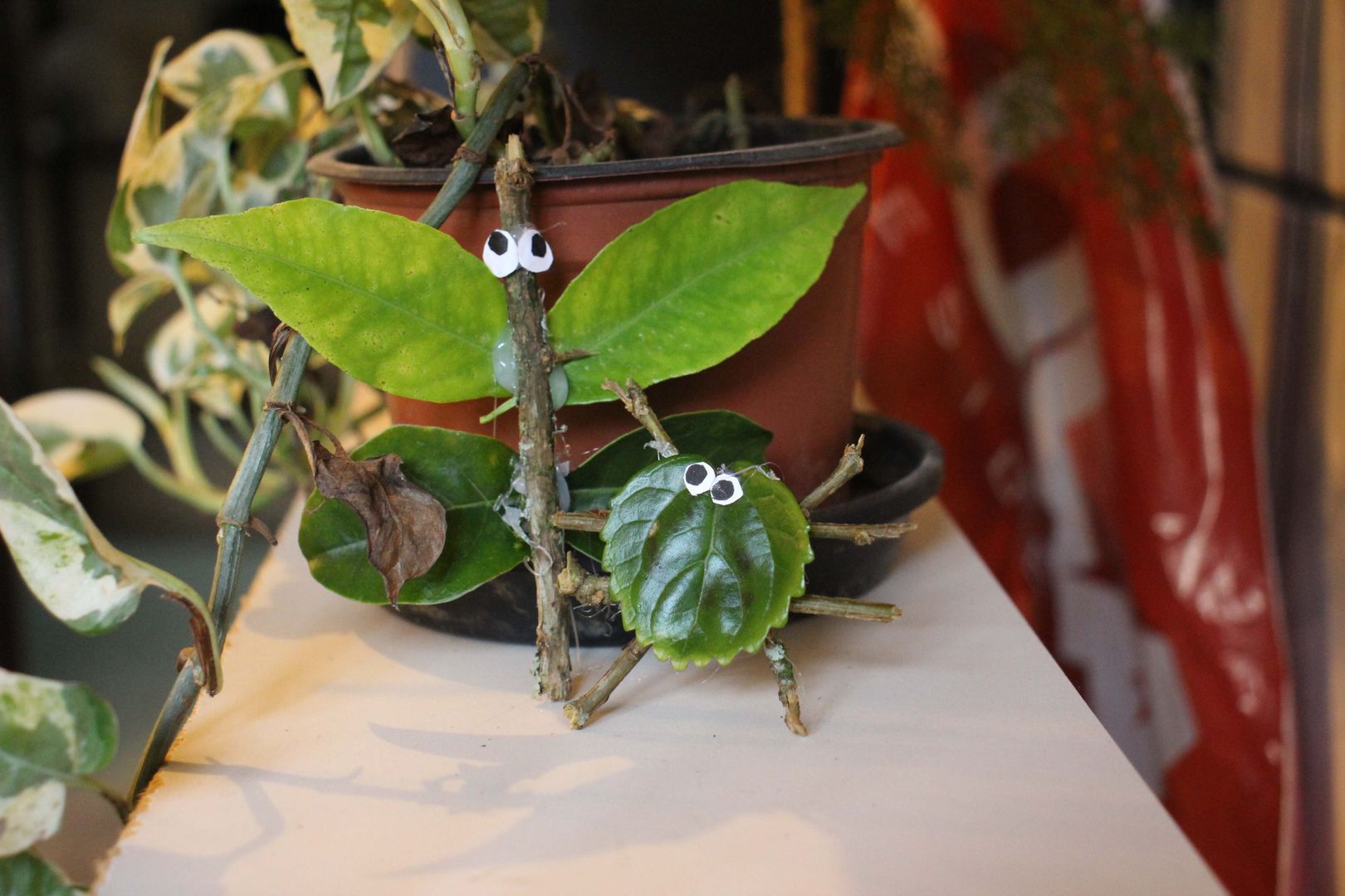 Fun and Easy Leaf Crafts for Kids l How to Make Toy Insects with Leaves ...