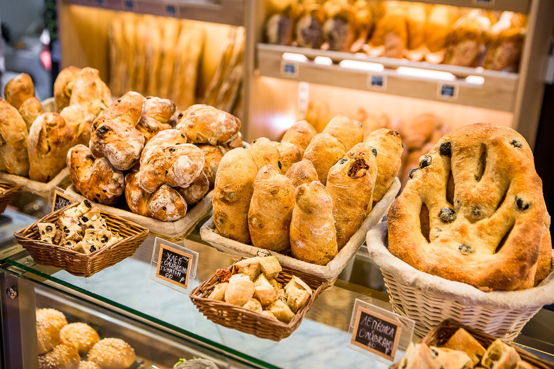 Выпечка для мини пекарни. Выкладка выпечки на витрине. Хлебобулочная пекарня. Хлебобулочные изделия ассортимент. Мини пекарня.