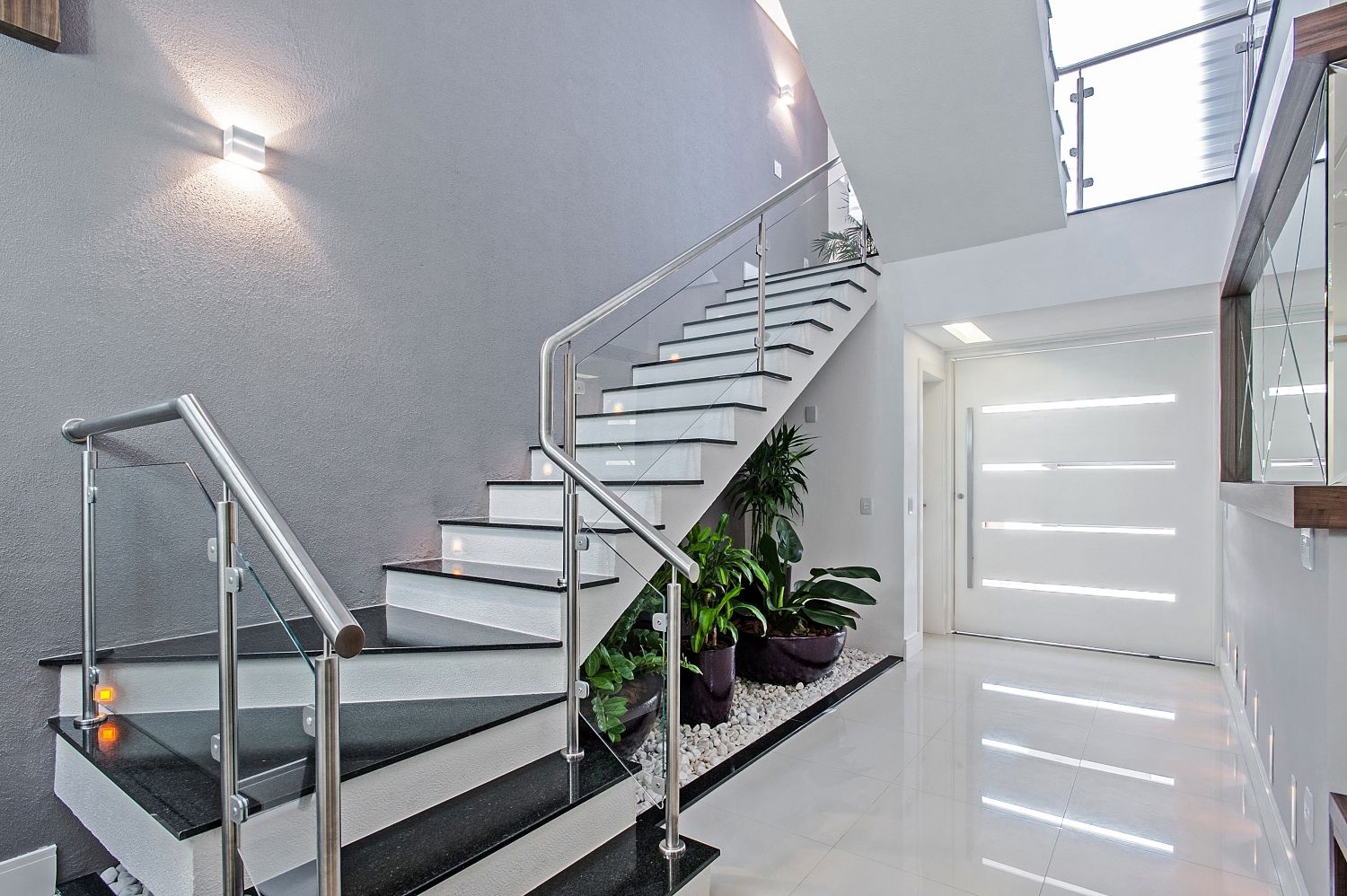 Белая лестница с серыми ступенями фото