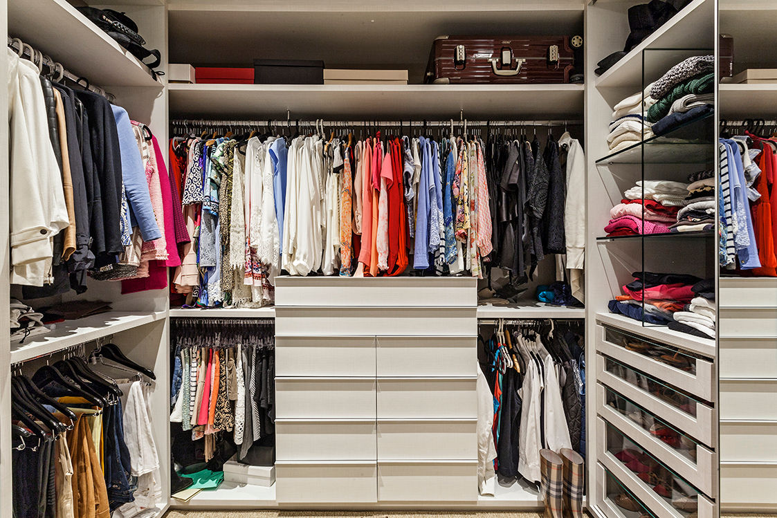 Карта гардероба. Гардеробная с одеждой. Шкаф для одежды. Женская гардеробная. Гардеробная комната с кучей вещей.