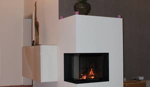 Moderner Eckkamin mit verlängertem Feuertisch von Christoph Lüpken