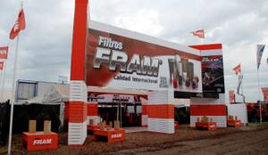 Vista de ingreso : Centros de exposiciones de estilo  por Faerman Stands y Asoc S.R.L. - Arquitectos - Rosario