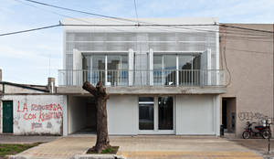 Diseño de 4 Viviendas con Patio en La Plata por por SMF Arquitectos: Casas de estilo  por SMF Arquitectos  /  Juan Martín Flores, Enrique Speroni, Gabriel Martinez