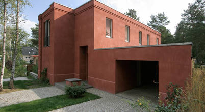 Temperamentvolles Rot - Wohnhaus in bewaldeter Umgebung : klassische Häuser von CG VOGEL ARCHITEKTEN