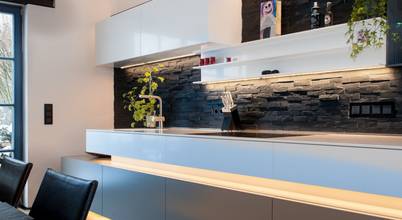 Wohnküche Tholey: moderne Küche von Bolz Licht & Design GmbH