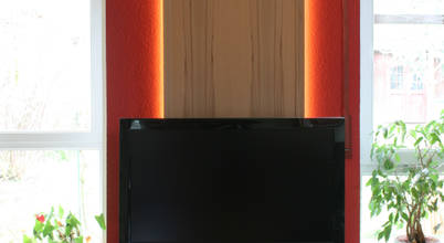TV-Möbel mit beleuchtetem Wandpaneel Tischlerei Köchert Moderne Wohnzimmer