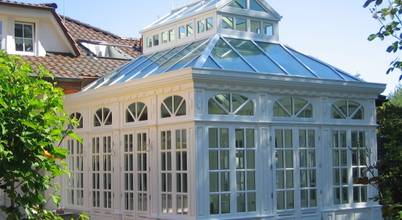 Englischer Wintergarten mit aufgesetzter Laterne und Sprossen im Glas Walter Hohnholt Tischlerei GmbH Ausgefallene Esszimmer
