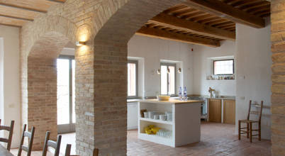 Blick vom essbereich auf die Küche v. Bismarck Architekt Mediterrane Küchen