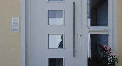 heller Eingang und geradlinige Form der Haustür WUNSCHhaus - die innovative Wohnbau GmbH Klassische Fenster & Türen