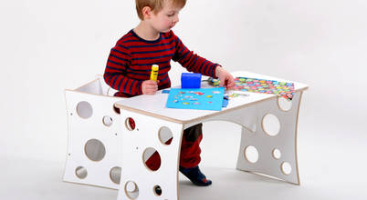 Kindertisch STEFFI und ein Stuhl STUART in Weiß: Translation missing: de.style.kinderzimmer.ausgefallen Kinderzimmer von Christians-Holzladen,Ausgefallen Holz Weiß Schreibtische und Stühle