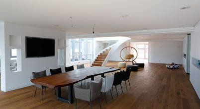 penthouse pur, roomanddesign.com | Florian Stefan Schafhäutl roomanddesign.com | Florian Stefan Schafhäutl Minimalistische Esszimmer Gebäude,Leuchte,Tisch,Holz,Saal,Innenarchitektur,Fenster,Bodenbelag,Schatten,Boden