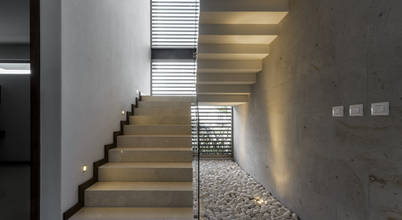 moderner Flur, Diele & Treppenhaus von 2M Arquitectura