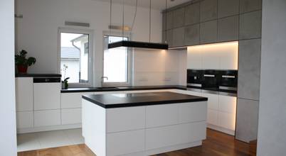 Impressionen aus unserem Ausstellungshaus Ebbecke GmbH - excellent einrichten Moderne Küchen Beton Weiß