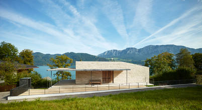 Blick auf Eingang: moderne Häuser von Backraum Architektur