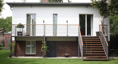 Fassade Gartenseite: klassische Häuser von André Nickl, Dipl.-Designer(FH)/Innenarchitekt