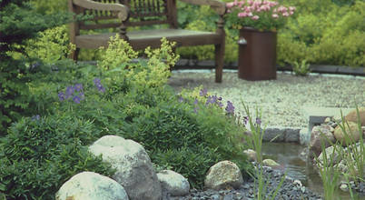 ... ein Kiesgartenbild 2kn architekt + landschaftsarchitekt Thorsten Kasel + Sven Marcus Neu PartSchG Steingarten Stein Grün Blume,Pflanze,Pflanzengemeinschaft,Wasser,Natürliche Landschaft,Botanik,Außenbank,Gras,Biom,Strauch