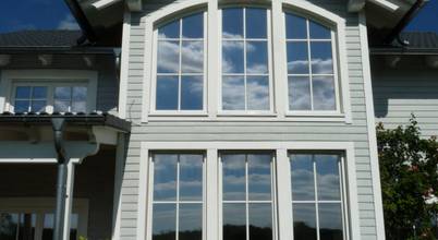 Großzügige Fensterfront: Holzfenster von Skan-Hus Projekt GmbH, 