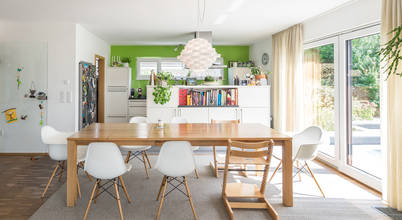 Moderne Flachdachvilla im Bauhausstil mit architektonischen Highlights: moderne Esszimmer von wir leben haus 