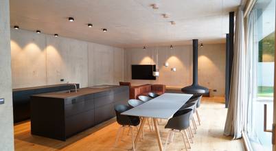 ​Ein Traum aus Beton und Eiche: minimalistische Wohnzimmer von Helm Design by Helm Einrichtung GmbH