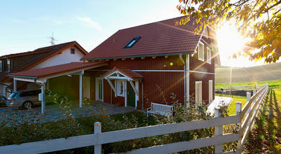 Biohaus "Vättern" mit typisch skandinavischer Eingangsüberdachung: Holzhaus von Skan-Hus Projekt GmbH