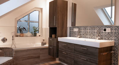 Familienbad mit Badewanne as.designconcepte Mediterrane Badezimmer Familienbad, Shabby-Stil, Badewanne, bodengleiche Dusche, Beleuchtung im Bad, Einbaumöbel