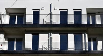 Die meisten Einbrecher gelangen durch Terrassentür, Balkontür oder Fenster ins Haus. press profile homify Moderne Häuser