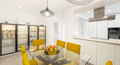 Cocina y Comedor Diseñados en Color Blanco y Estilo Minimalista , VOUQÉ - ARQUITECTURA DE LA COCINA VOUQÉ - ARQUITECTURA DE LA COCINA Moderne Küchen Tische und Sitzmöbel