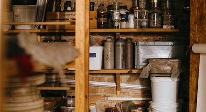 Bazoom press profile homify Abstellraum Shelf, Drinkware, Wood, Shelving, Kitchen, Building, Cabinetry, Barware, Gas, Hardwood