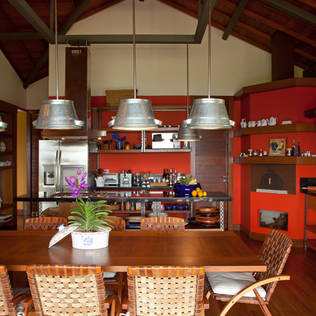 Casa na Serra :  tropical por Chicô Gouvêa - Arquitetura,Tropical   