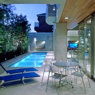 12 Kolam Renang Cantik untuk Lahan Kecil 12 Kolam Renang Cantik untuk Lahan Kecil