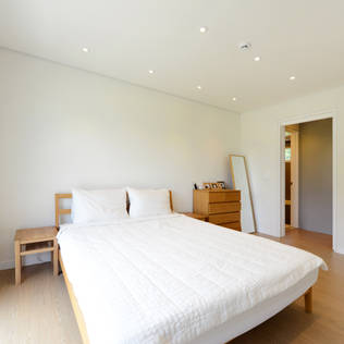 How to make your bedroom look twice as big, with no construction!