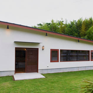 House in Torami: tai_tai STUDIOが手掛けた木造住宅です。
