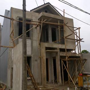 Kondisi Bangunan Setengah Jadi:  Rumah by Amirul Design & Build 