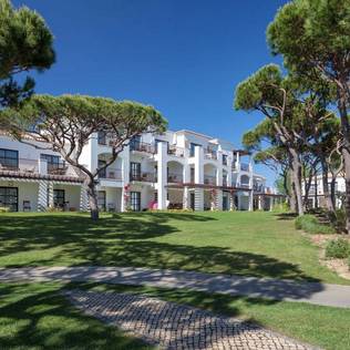 The welcoming style of Pine Cliffs condominiums  