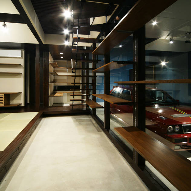生駒のgarage hause: 田中一郎建築事務所が手掛けたガレージです。